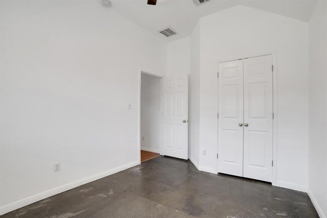 Building Photo - 15100 Parrish Ln