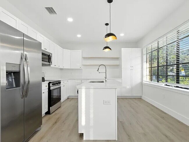 Building Photo - Fall Semester Move-In | Spacious 5BR Home in Ridgewood Park
