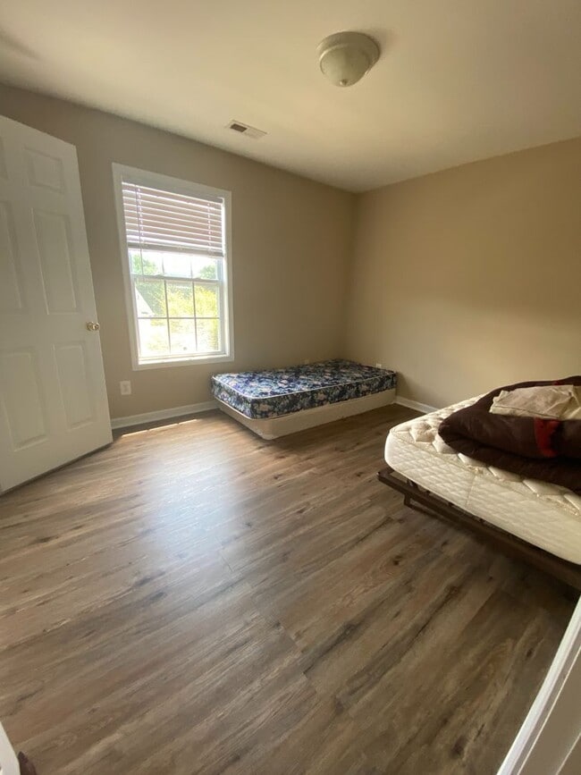 Building Photo - Third Level Condo in Kernersville!