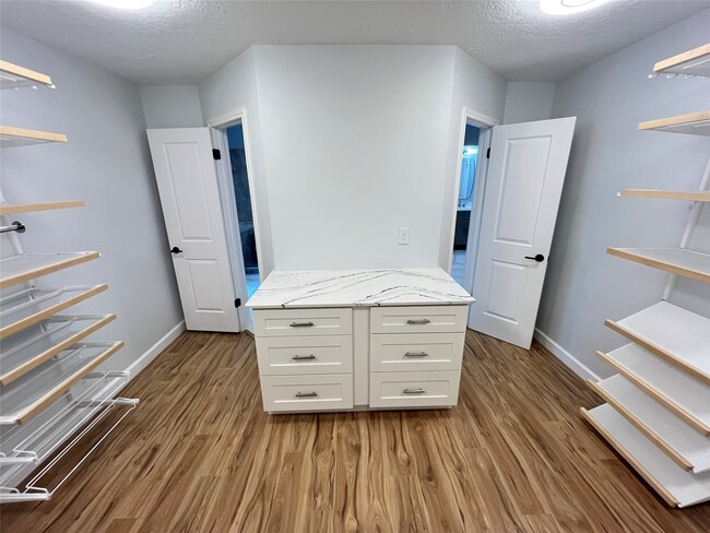 Building Photo - 4006 Breakwood Dr