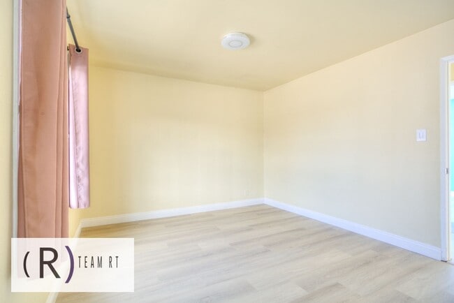 Building Photo - Contemporary Newly Renovated 3 Bedroom 2 Bathroom Residence