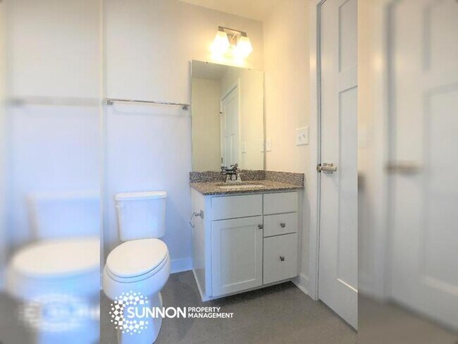 Building Photo - Beautiful 4 Story Townhome in South Charlotte!