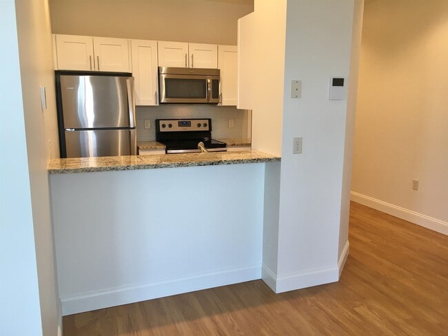 Building Photo - 875 Elm St