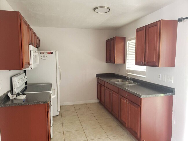Building Photo - 2/2/1 Single Family Home Available NOW!