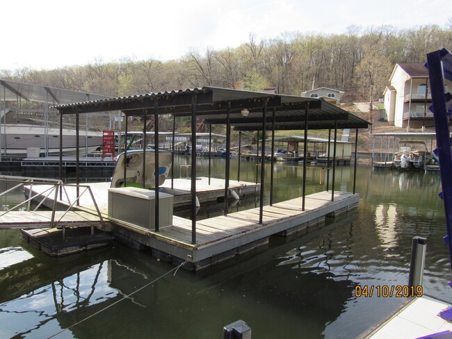 Building Photo - 2 bedroom lakefront house in Lake Ozark