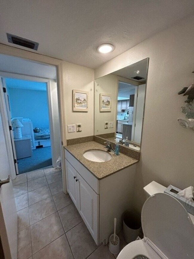Building Photo - Venice, FL MACARTHUR BEACH Gated Comm. 2/2...