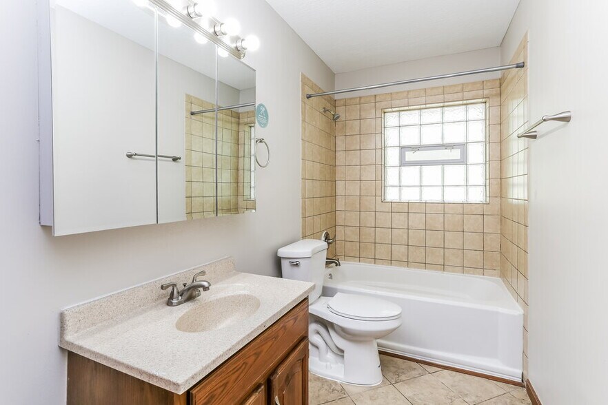 Building Photo - 4745 Summit Rd SW