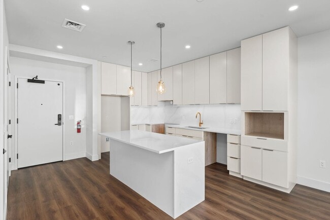 Building Photo - Upscale 1BR Apt in Burlington - 5th Floor ...