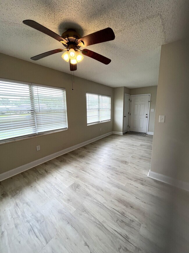 Building Photo - 416 Arricola Ave