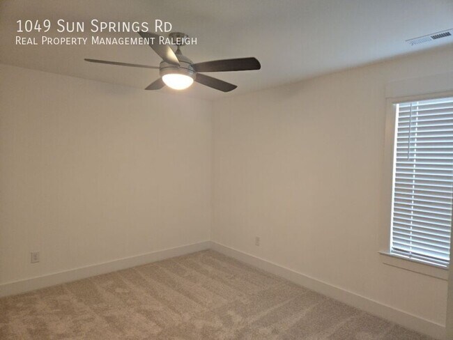 Building Photo - 1049 Sun Spgs Rd