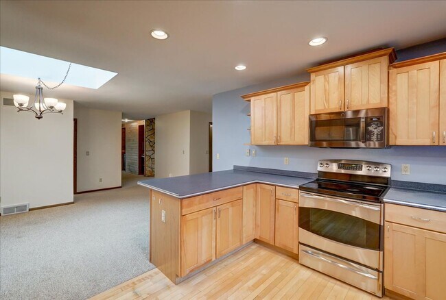 Building Photo - Parkwood Hills – Spacious 4 Bedroom, 3 Bat...