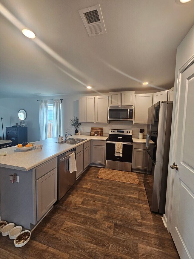 Building Photo - 4 Bedroom Home in Surf City!