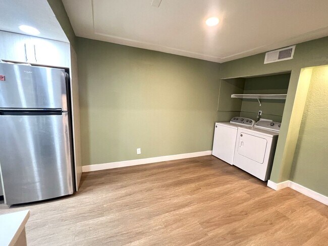 Building Photo - Recently remodeled 2-bed, 2-bath unit for rent in North Las Vegas!