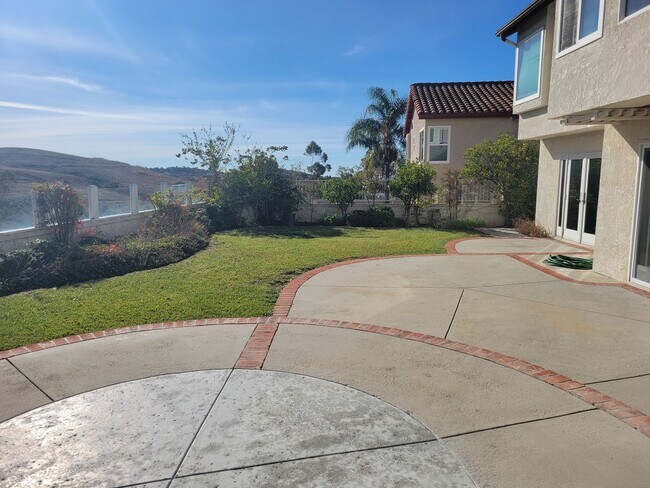 Building Photo - Beautiful Upgraded 6 Bedroom 3 Bathroom Ho...