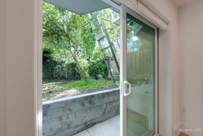 Building Photo - 422 Cole St