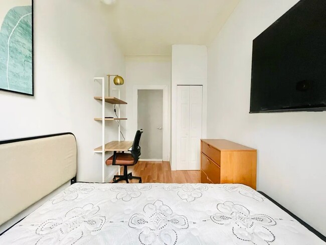Building Photo - Furnished room/NOT APARTMENT