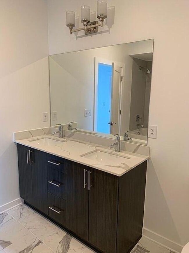 Building Photo - Sleek 2 bed 2 bath West End condo!