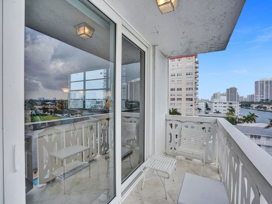 Building Photo - 3113 S Ocean Dr