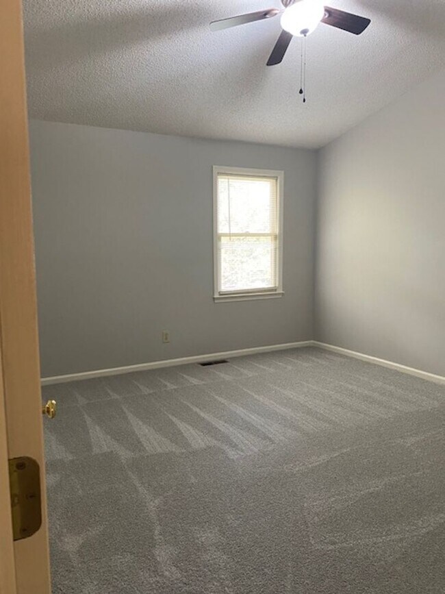 Building Photo - Quiet North Columbus Home
