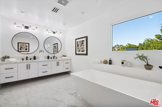 Building Photo - 15655 Castlewoods Dr