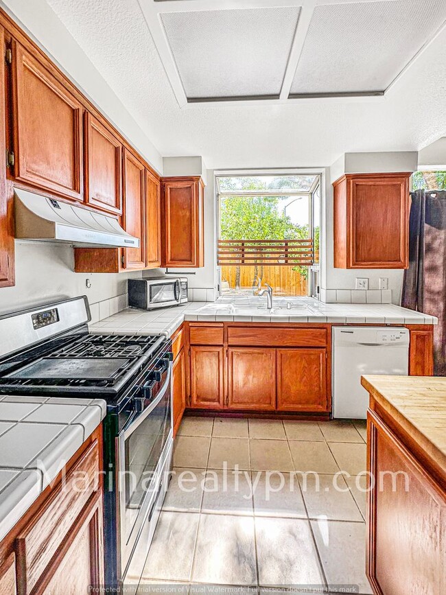 Building Photo - Charming 4 bedroom 2.5 bath in Glen Cove, ...
