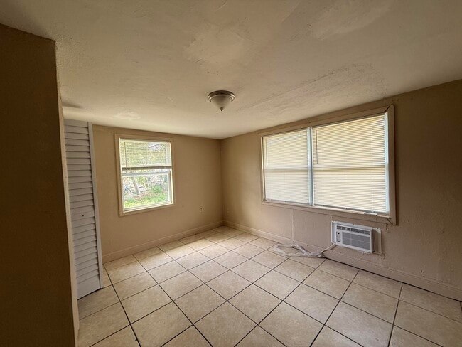 Building Photo - 1604 Zephyr Ave