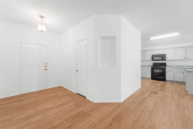 Building Photo - 9825 Tyler Dr