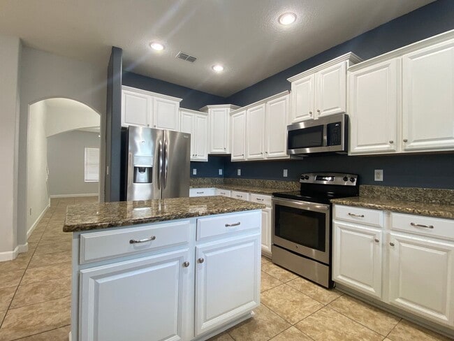 Building Photo - Spacious Waterfront 4BD/2.5BA Single Family Home in Orlando FL!