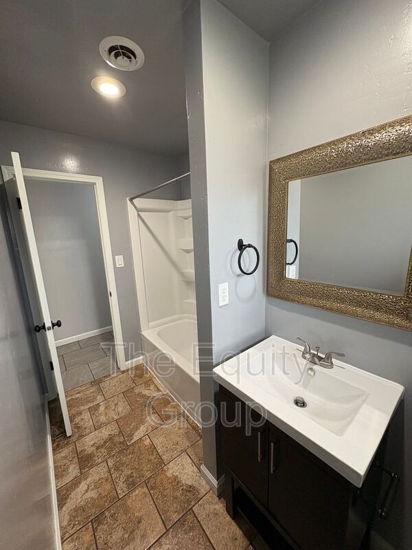 Building Photo - 4122 W Monte Vista Ave