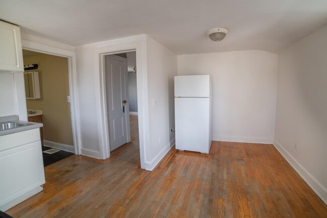Building Photo - 127 Woodlawn Ave