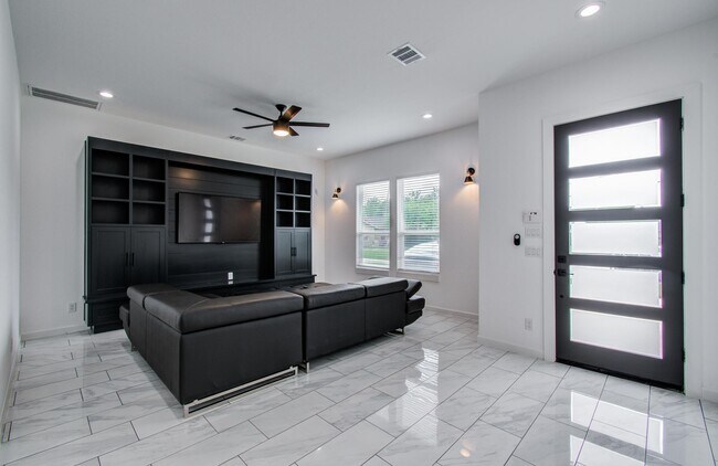 Building Photo - 5905 Crest Ct