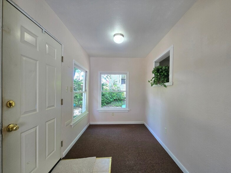 Building Photo - 23 Stayman St