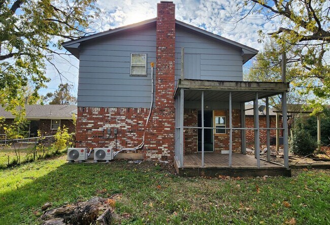 Building Photo - 5 bedroom 2.5 bath - Accepting Housing Vouchers