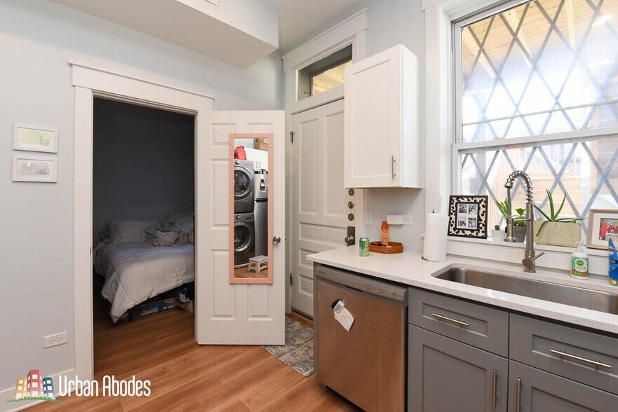 Building Photo - 870 W Buckingham Pl