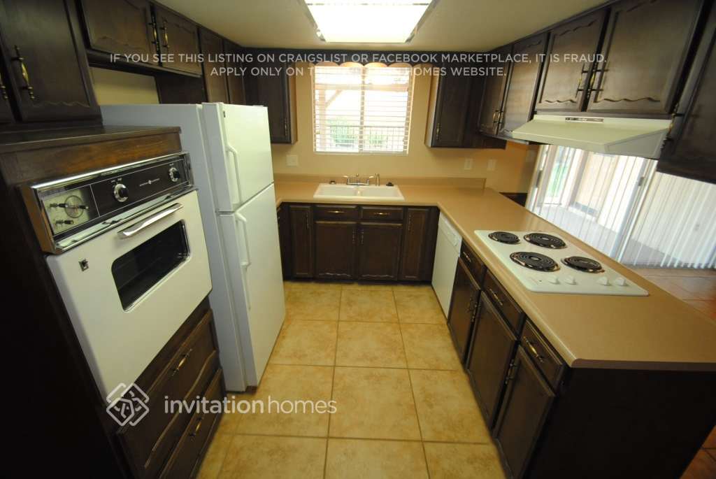 Building Photo - 2463 E Fairbrook St