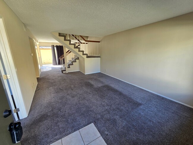 Building Photo - Fantastic 4 Bed, 3 Bath condo!