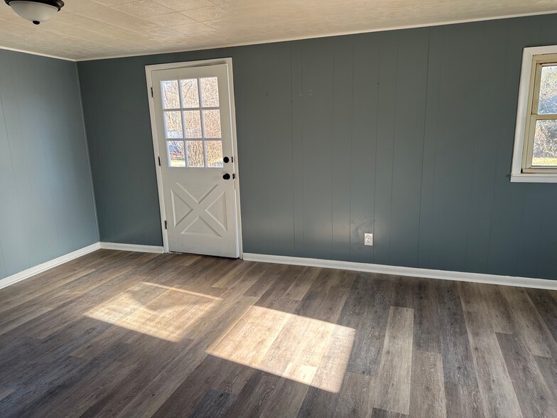 Laundry/Extra living area - 1228 Meadowview Ave