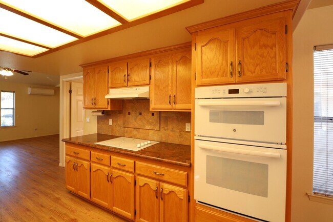 Building Photo - Lovely Mesa Oaks Four Bedroom