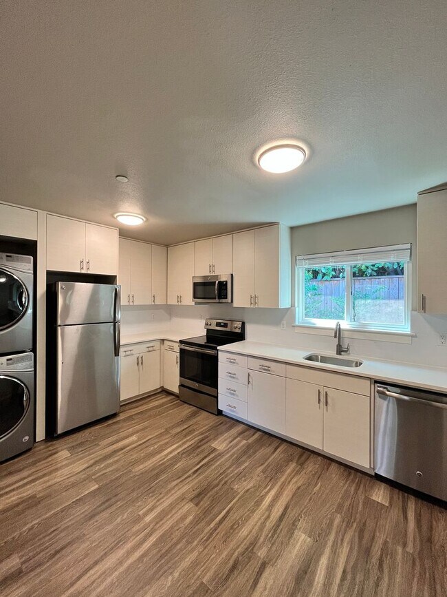 Building Photo - Large 3 Bedroom 2 Bathroom! In-Unit Washer...