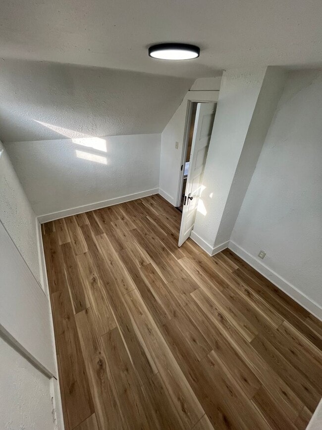 Building Photo - Freshly Renovated 3-Bedroom House - MOVE IN SPECIAL