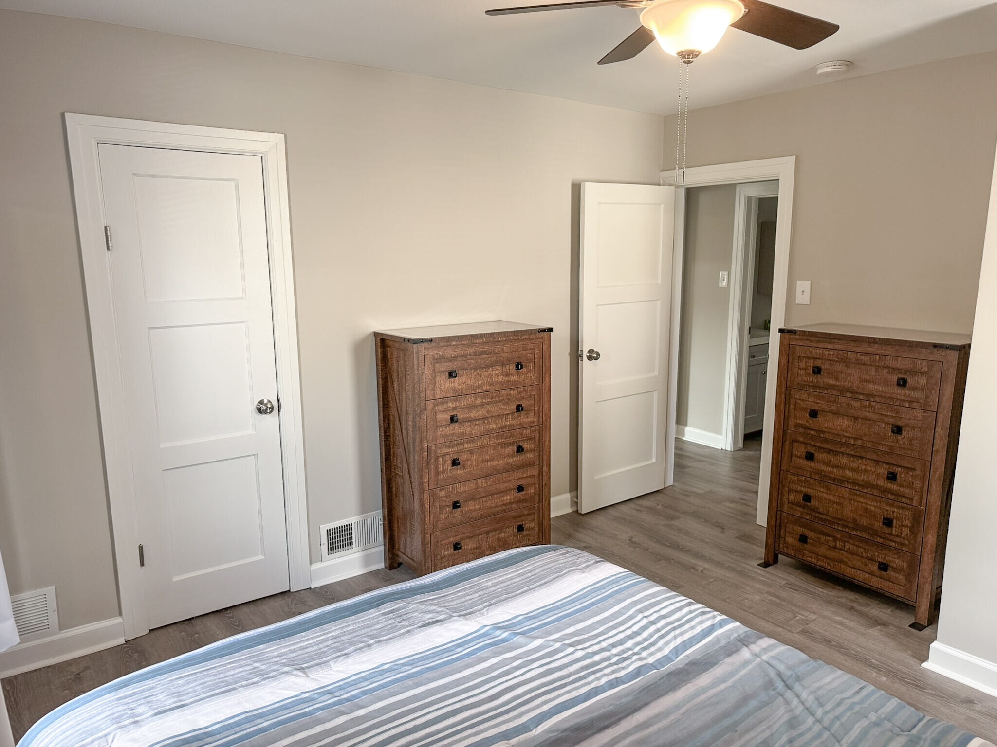 Main Bedroom - Furnished - 309 W Holly Oak Rd