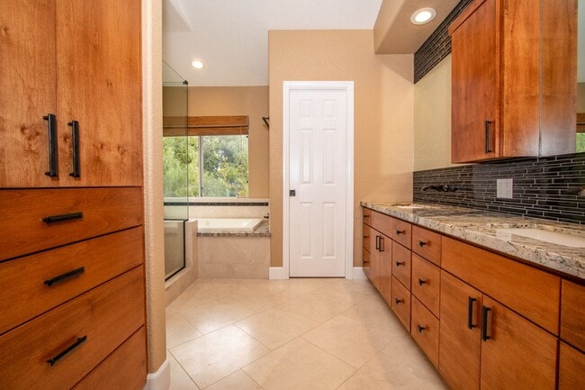 Building Photo - Beautiful + Spacious 4 bedroom/3 bath/3 Ca...
