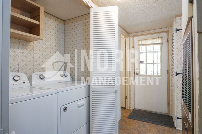 Building Photo - Great Location, Great Home with all Applia...