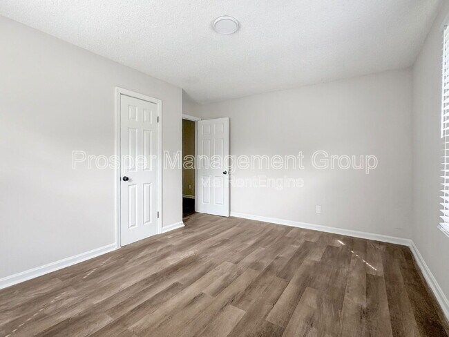 Building Photo - 17 Stratton Dr