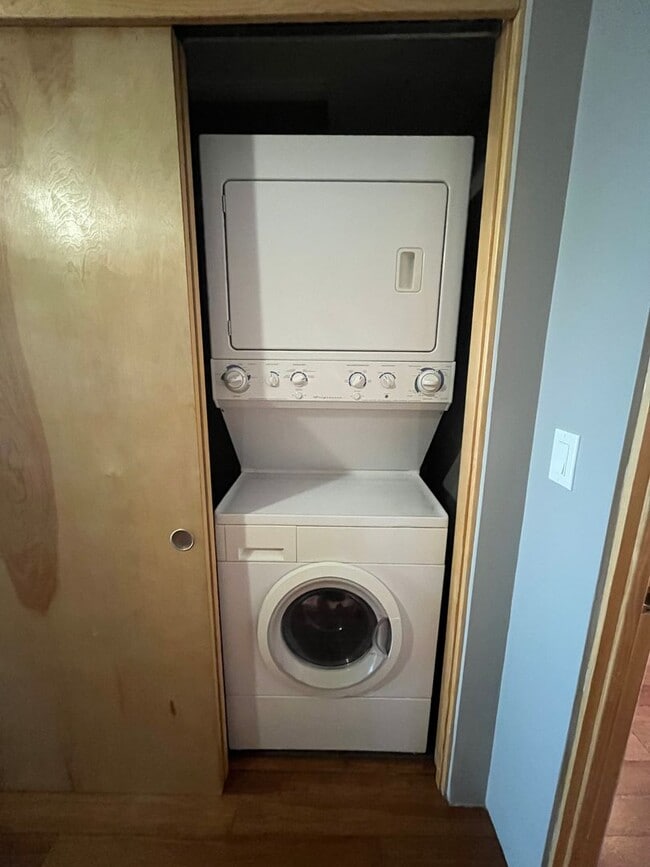 Building Photo - Eccentric 2 Bedroom 2.5 Bathroom Condo In ...