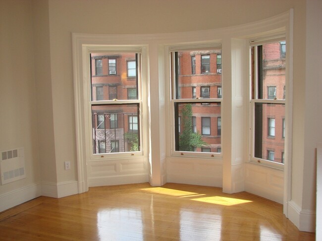Building Photo - 404 Marlborough St
