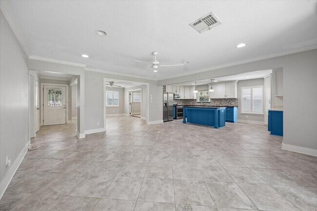 Building Photo - 10303 Greenwillow Dr