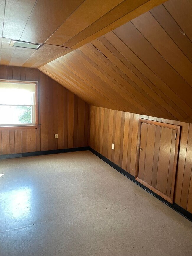 Building Photo - Roommate Needed for 4 BR 1 BATH home