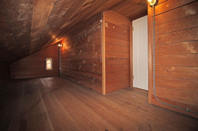 Building Photo - 803 NE Laurelhurst Pl