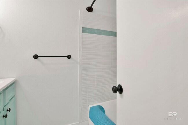 Building Photo - 208 E 22nd Ave